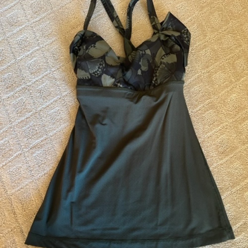 lululemon green camo size 6 top